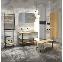 Badezimmer mit Waschtisch, Spiegel, Regal, Bank und Dekoration in hellem Design