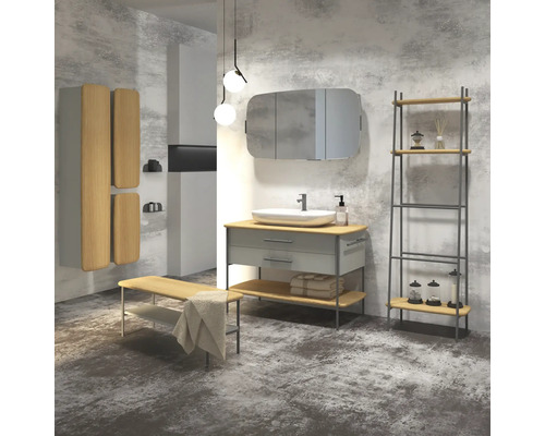 Badezimmer mit Waschtisch, Spiegel, Regal und Bank