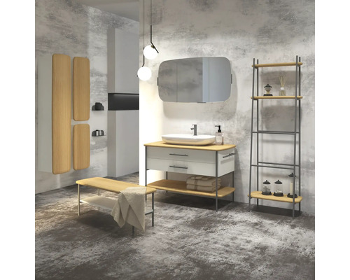 Modernes Badezimmer mit Waschtisch, Spiegel, Regal und Sitzbank