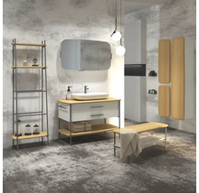 Badezimmer mit Waschtisch, Regal, Bank und Spiegelschrank
