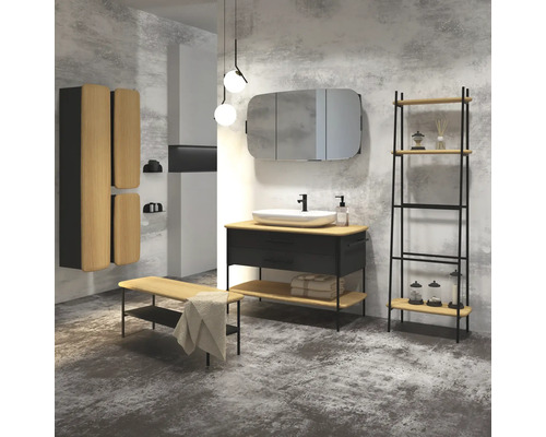 Badezimmer mit Waschtisch, Spiegelschrank, Regal, Bank und Hängeschränken.