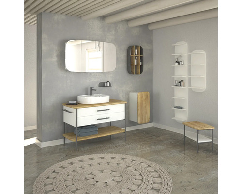 Badezimmer mit Waschtisch, Spiegelschrank, Wandregal und Hocker