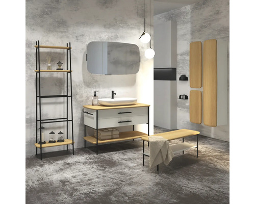 Badezimmer mit Waschtisch, Spiegel, Regal und Sitzbank im modernen Design