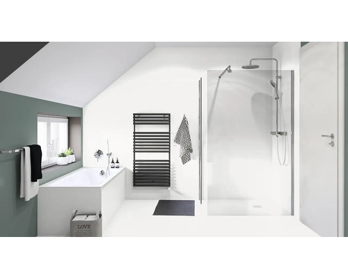 Helles Badezimmer mit Badewanne, Dusche und Heizkörper