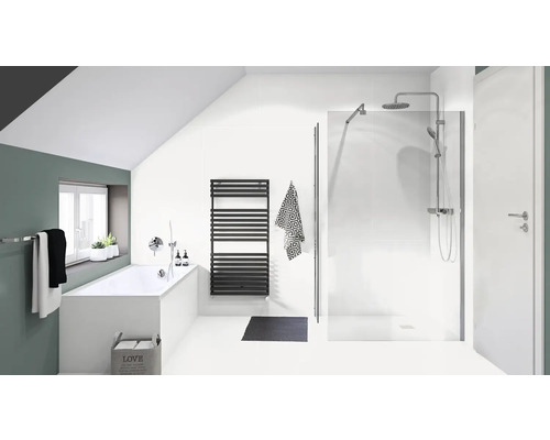 Badezimmer mit Badewanne, Handtuchwärmer, Dusche und Waschbecken in einem hellen Raum mit Dachschräge