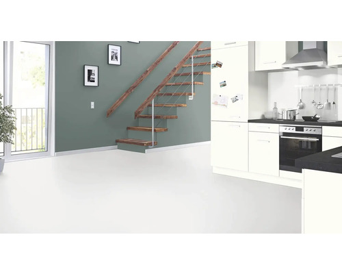 Heller Raum mit Treppe, Tür zum Balkon und Küchenzeile