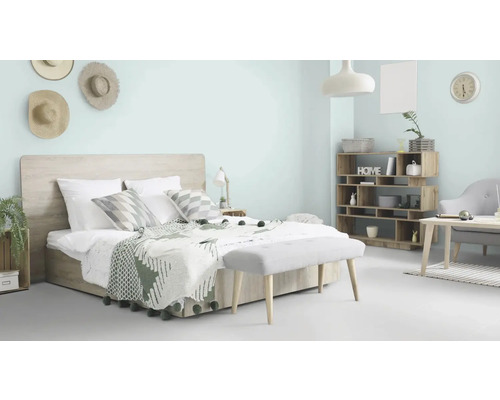 Helles Schlafzimmer mit Bett, Holzbettgestell, Regalen und Sitzbank
