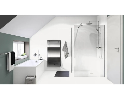Helles Badezimmer mit Badewanne, Handtuchwärmer, Dusche und weißen Wänden
