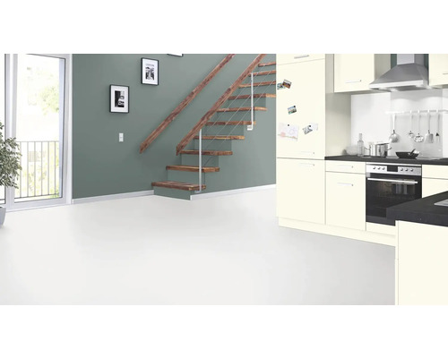 Innenraumansicht mit Treppe, Tür und Küchenzeile