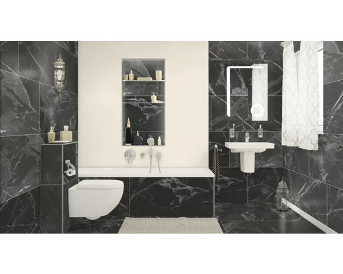 Modernes Badezimmer mit dunklen Marmorfliesen, Toilette, Badewanne und Waschtisch