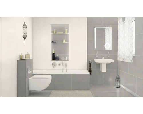 Helles Badezimmer mit Toilette, Badewanne, Waschbecken, Spiegel und Dekorationen