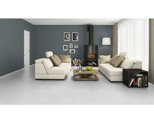 Wohnzimmer mit Kamin, Sofas, Couchtisch und Bildern an der Wand für eine gemütliche Atmosphäre.