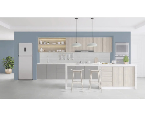 Helle Küche mit Kücheninsel, Hocker, Kühlschrank und Hängeleuchten.