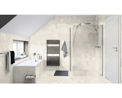 Helles Badezimmer mit Badewanne, Dusche und Heizkörper