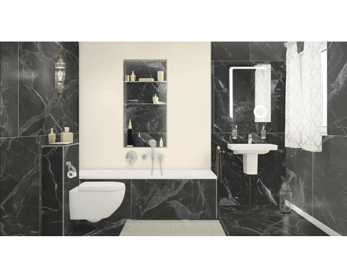 Modernes Badezimmer mit Toilette, Badewanne, Waschtisch, Spiegel und Ablageflächen vor dunklem Hintergrund