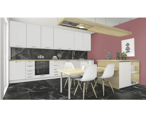 Helle Küche mit weißen Schränken, Esstisch und Stühlen