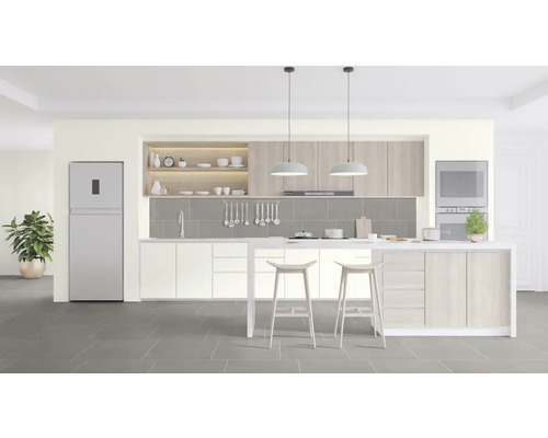 Helle Küche mit Kücheninsel, Stühlen, Spüle, Kochfeld und Einbaugeräten.