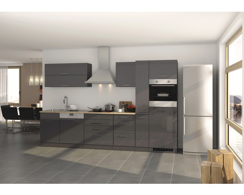 Moderne Küche mit Einbauschränken, Dunstabzugshaube und Kühlschrank