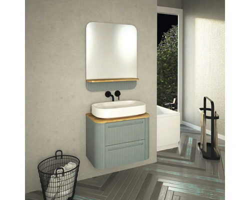 Badezimmer mit Waschbecken, Spiegel, Unterschrank und Wäschekorb