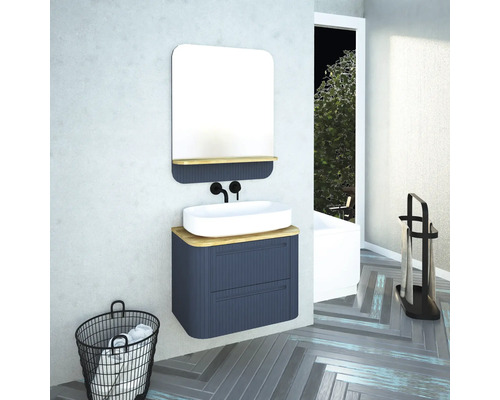 Badezimmer mit Waschbecken, Spiegel, Unterschrank, Badewanne und Wäschekorb