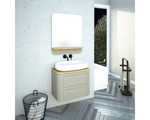 Badezimmer mit Waschbeckenunterschrank, Spiegel und Wäschekorb