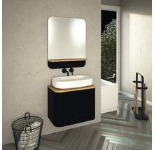 Modernes Badezimmer mit Waschtisch, Spiegel und Accessoires.