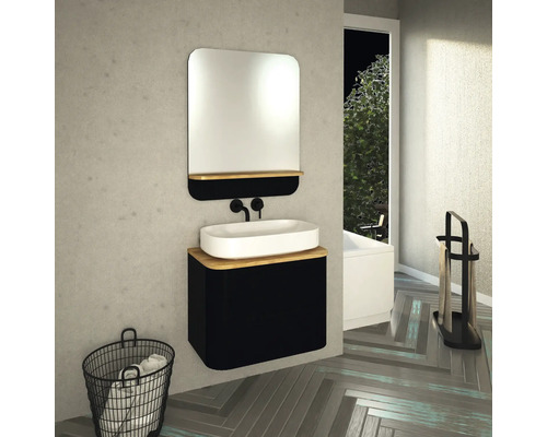 Modernes Badezimmer mit Waschtisch, Spiegel und Accessoires.