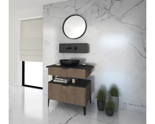 Modernes Badezimmer mit Waschtisch, Aufsatzwaschbecken, rundem Spiegel und Zimmerpflanzen