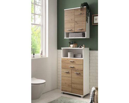 Badezimmer mit Hochschrank und Hängeschrank für Badezimmerutensilien