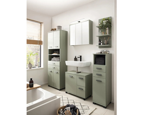 Badezimmer mit Waschbecken, Spiegelschrank, Hochschrank und Regalen in hellem Design