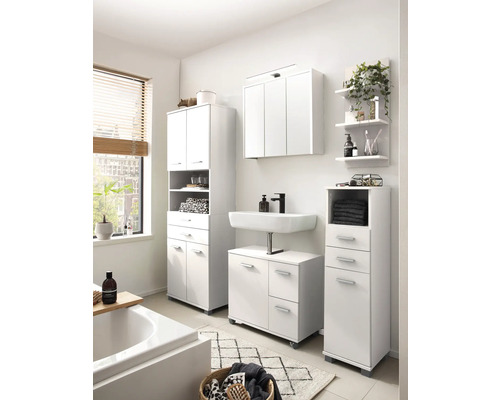 Helles Badezimmer mit Waschbecken, Spiegelschrank, Hochschrank und Unterschrank