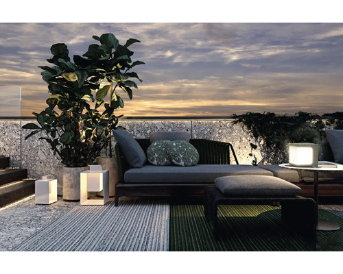 Terrasse mit Loungemöbeln, Pflanzen und dekorativer Beleuchtung für eine gemütliche Atmosphäre