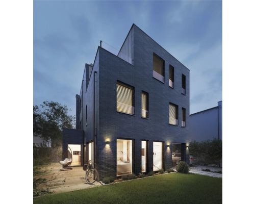 Modernes Haus mit Fassade, Fenstern mit Jalousien und Garten