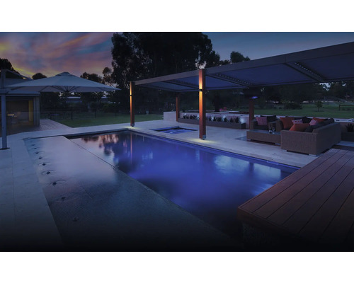 Außenbereich mit Pool, Pergola, Sonnenschirm und Sitzgruppe