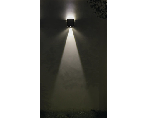 Quadratische Wandleuchte strahlt Licht nach unten auf eine Wand