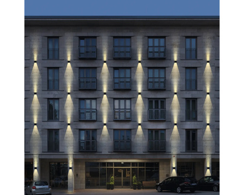 Außenansicht eines Gebäudes mit mehreren installierten Wandleuchten