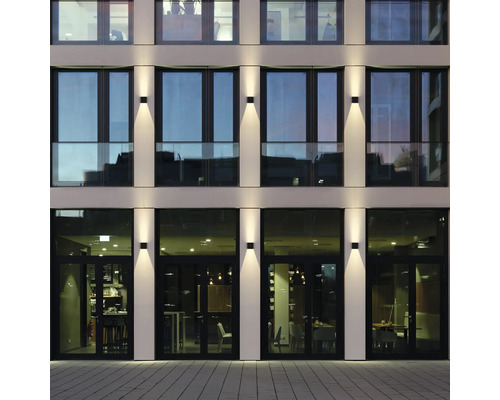 Fassade eines Gebäudes mit Außenwandleuchten