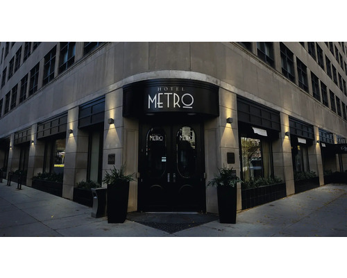 Außenansicht des Hoteleingangs mit Hotellogo