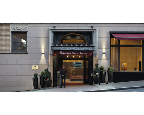 Außenansicht des Executive Hotel Pacific Eingangs mit Sicherheitskraft