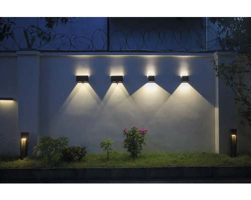 Gartenmauer mit quadratischen Wandleuchten und Wegleuchten für Außenbereiche