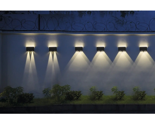 Reihe von rechteckigen Wandleuchten, die an einer Wand befestigt sind und nach unten gerichtetes Licht abstrahlen.