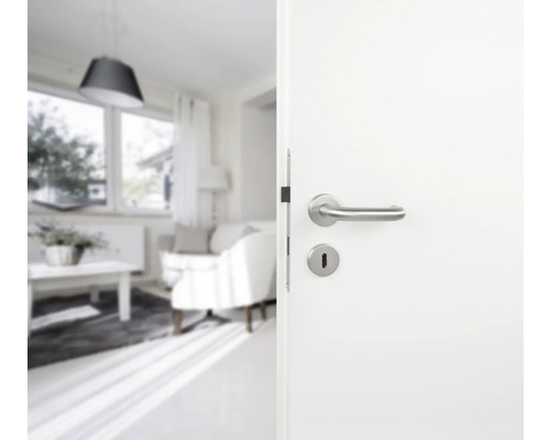 Geöffnete Tür zu einem hellen Wohnzimmer mit Türgriff