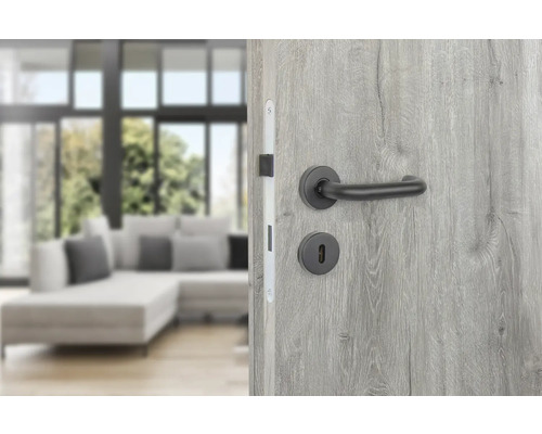 Holztür mit schwarzem Türgriff in Innenraum