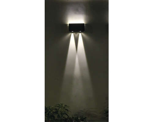 Wandleuchte mit Lichtkegeln