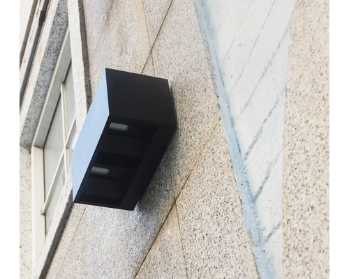 Schwarze Aussenleuchte an einer Wand montiert