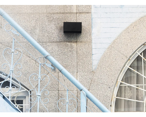 Außenaufnahme mit Treppengeländer und Fenster