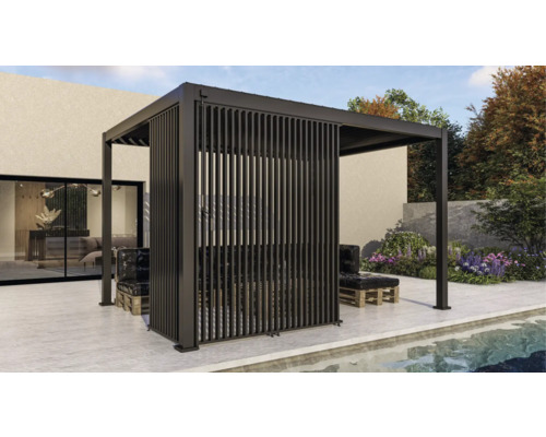 Pergola mit Lamellenwand und Gartenmöbeln neben Pool