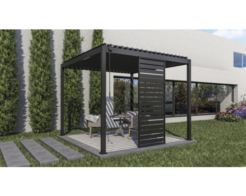 Szene mit einer Pergola mit verschiebbarer Seitenwand, einem Tisch und zwei Stühlen in einem Garten.