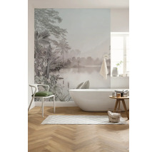 Badezimmer mit Fototapete, Badewanne, Stuhl und Teppich für eine helle und geräumige Atmosphäre