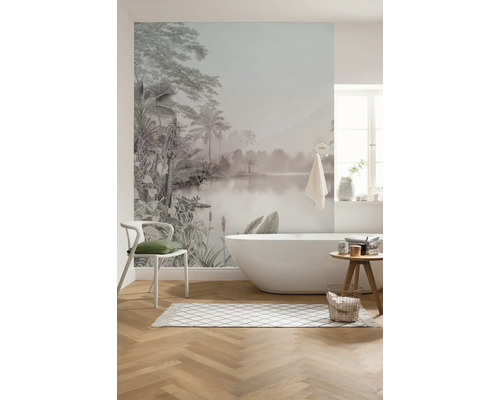 Badezimmer mit Fototapete, Badewanne, Stuhl und Teppich für eine helle und geräumige Atmosphäre